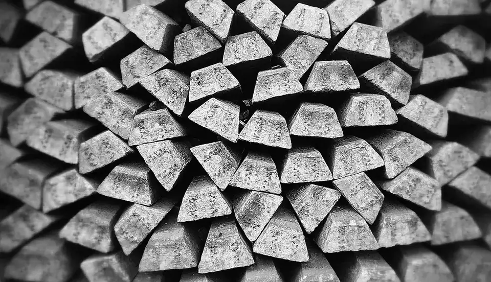 積み重なった銀色の金属片（イメージ写真）